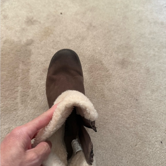 Uggs size 7.5 waterproof boots - Picture 2 of 3